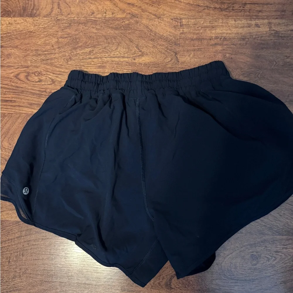 Lululemon Hotty Hot shorts low rise - Picture 2 of 3